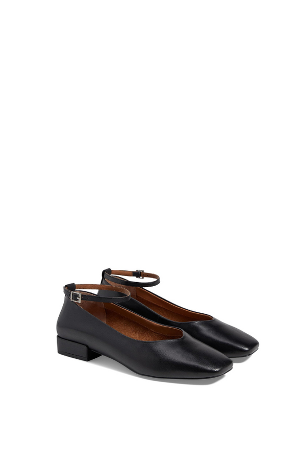 Seychelles Pumpkin Leather Flats in Black